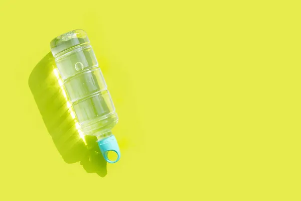 绿色表面的塑料水瓶 — 图库照片