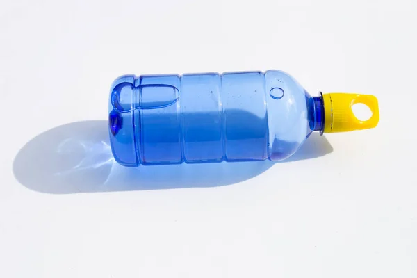 Botella Agua Plástico Superficie Blanca — Foto de Stock