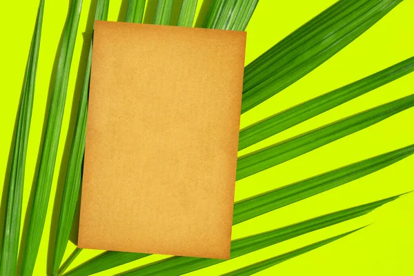 Чистая Коричневая Бумага Зелеными Листьями Зеленом Фоне — стоковое фото