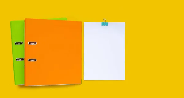 Papier Folderami Biurowymi Żółtym Tle — Zdjęcie stockowe