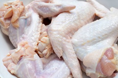 Taze çiğ tavuk kanadı.