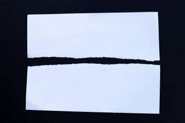 Koyu arkaplan üzerine beyaz kağıt.