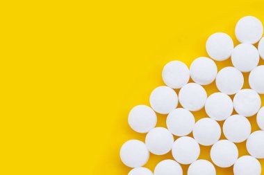 Naftalin naftalin naftalin topları sarı sırtta.