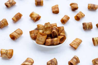 Beyaz arka planda kurumuş muz cipsi..