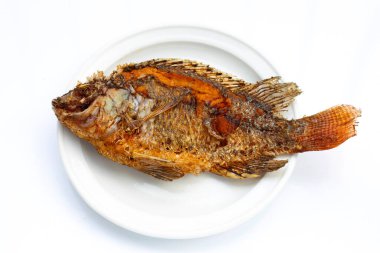Beyaz arka planda kızarmış balık..