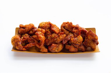 Beyaz arka planda kızarmış tavuk derisi..