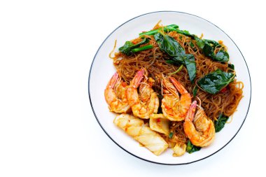 Kutsal fesleğen yaprakları ve deniz ürünleriyle kızartılmış baharatlı vermicelli.