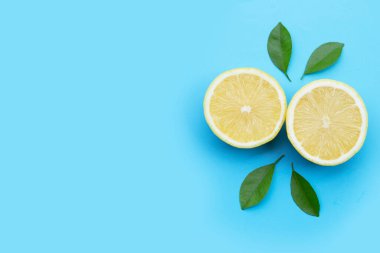 Mavi arka planda taze limon.