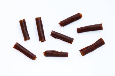 Beyaz arka planda kurutulmuş mango ezmesi.