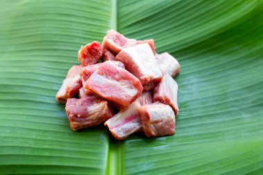 Muz yaprağında çiğ domuz kaburgası