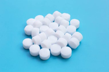 Naftalin naftalin naftalin topları mavi sırtta.