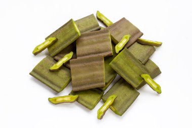 Beyaz arkaplanda Kırık Kemik Ağacı Meyvesi.