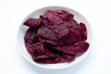 Beyaz arka planda mor patates cipsi..