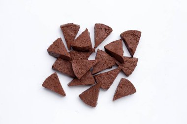 Beyaz arka planda tavuk kanı tofusu.