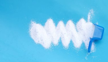 Deterjan tozu ve çamaşır yıkama kaşığı. Çamaşır konsepti.