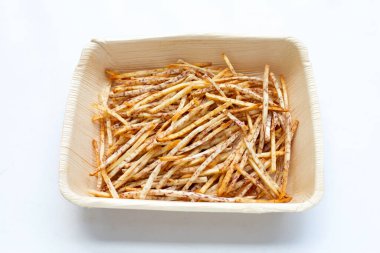 Beyaz arka planda kızarmış taro çubukları..