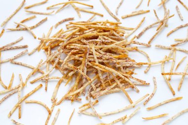 Beyaz arka planda kızarmış taro çubukları.