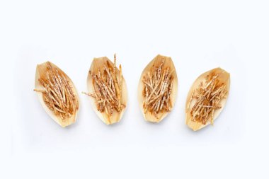 Beyaz arka planda kızarmış taro çubukları.