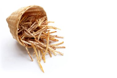 Beyaz arka planda kızarmış taro çubukları.