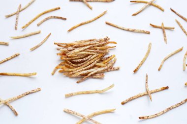 Beyaz arka planda kızarmış taro çubukları.