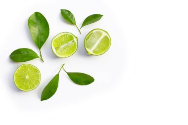 Beyaz arka planda yeşil yapraklı taze limonlar. Üst görünüm