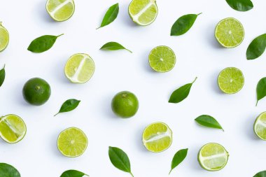 Beyaz arka planda yeşil yapraklı taze limonlar. Üst görünüm