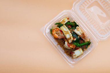 Kutsal fesleğen yaprakları ve deniz ürünleriyle kızartılmış baharatlı vermicelli.