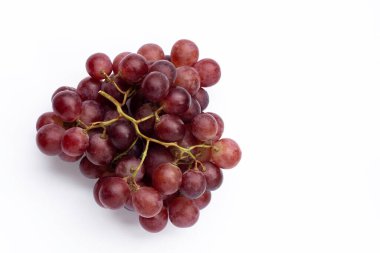 beyaz zemin üzerine taze üzüm.