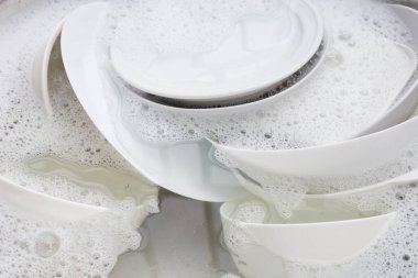 Bulaşık yıkama, mutfak lavabosunda sırılsıklam olmuş mutfak aletlerini kapatma..