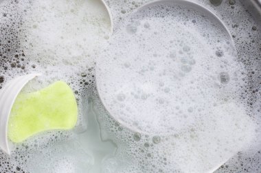 Bulaşık yıkama, mutfak lavabosunda sırılsıklam olmuş mutfak aletlerini kapatma..