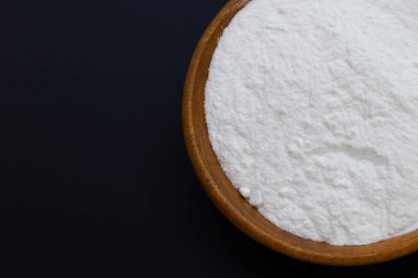 Koyu arkaplanda kabartma tozu.