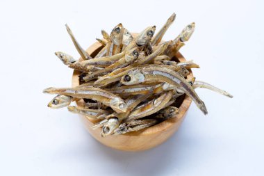 Beyaz arka planda kurutulmuş ançüez.