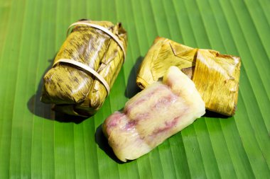 Muz yaprağında haşlanmış pirinç. 