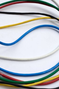 Beyaz arkaplanda LAN ağ bağlantısı ethernet kabloları.