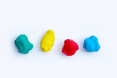 Beyaz arkaplanda renkli plastik kil.