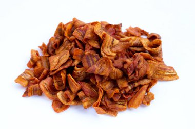 Beyaz arkaplanda muz dilimleri.