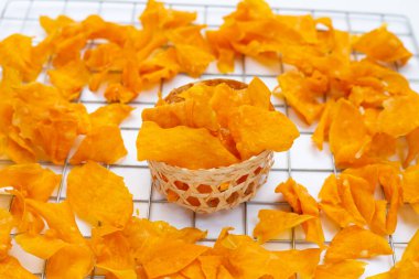 Beyaz arka planda şekerli patates cipsi..