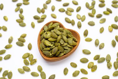 beyaz arkaplanda kabak tohumları