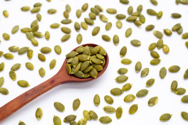 beyaz arkaplanda kabak tohumları