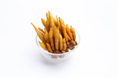 Beyaz arka planda cam kasede parmak kökü.