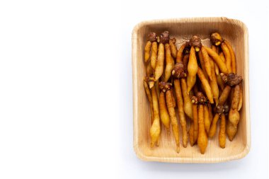 Beyaz arkaplanda tabakta parmak kökü.