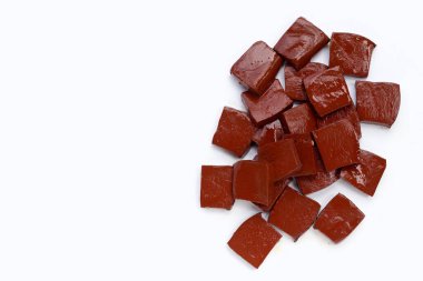 Beyaz arka planda domuz kanı pudingi.