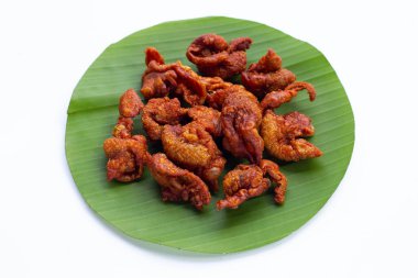 Muz yaprağında kızarmış tavuk derisi.