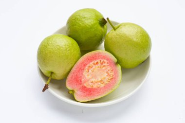 Beyaz arkaplanda taze pembe guava.
