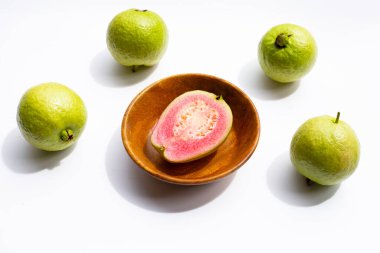 Beyaz arkaplanda taze pembe guava.