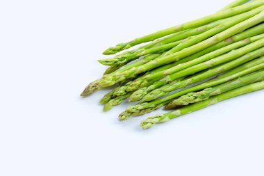 Beyaz arka planda taze kuşkonmaz.