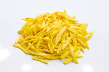 Beyaz arka planda korunmuş bambu filizi.