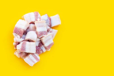 Sarı arka planda domuz eti..