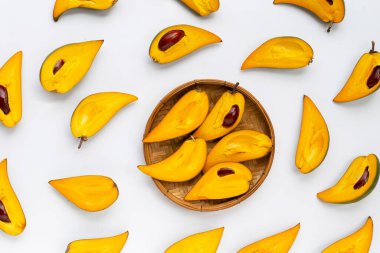 Beyaz arkaplanda meyve kutusu.