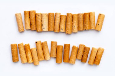 Beyaz arka planda Tayland çıtır hindistan cevizi ruloları.